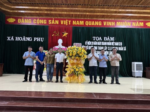 Tặng hoa chúc mừng.jpg